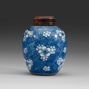 129. A blue and white jar, Qing dynasty, Kangxi (1662-1722).