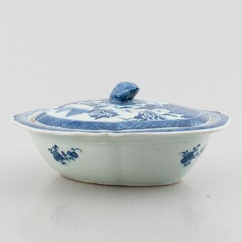 Ten pieces of Chinese blue and white porcelain, Qing dynasty 18th century & Jiaqing (1796-1822).