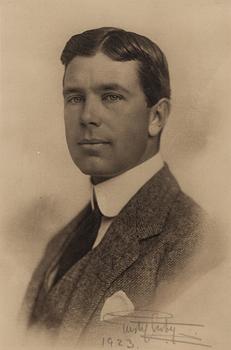 Kungligt fotografi, arvprins Gustaf (VI) Adolf, egenhändigt signerat och daterat 1923, i krönt ram.