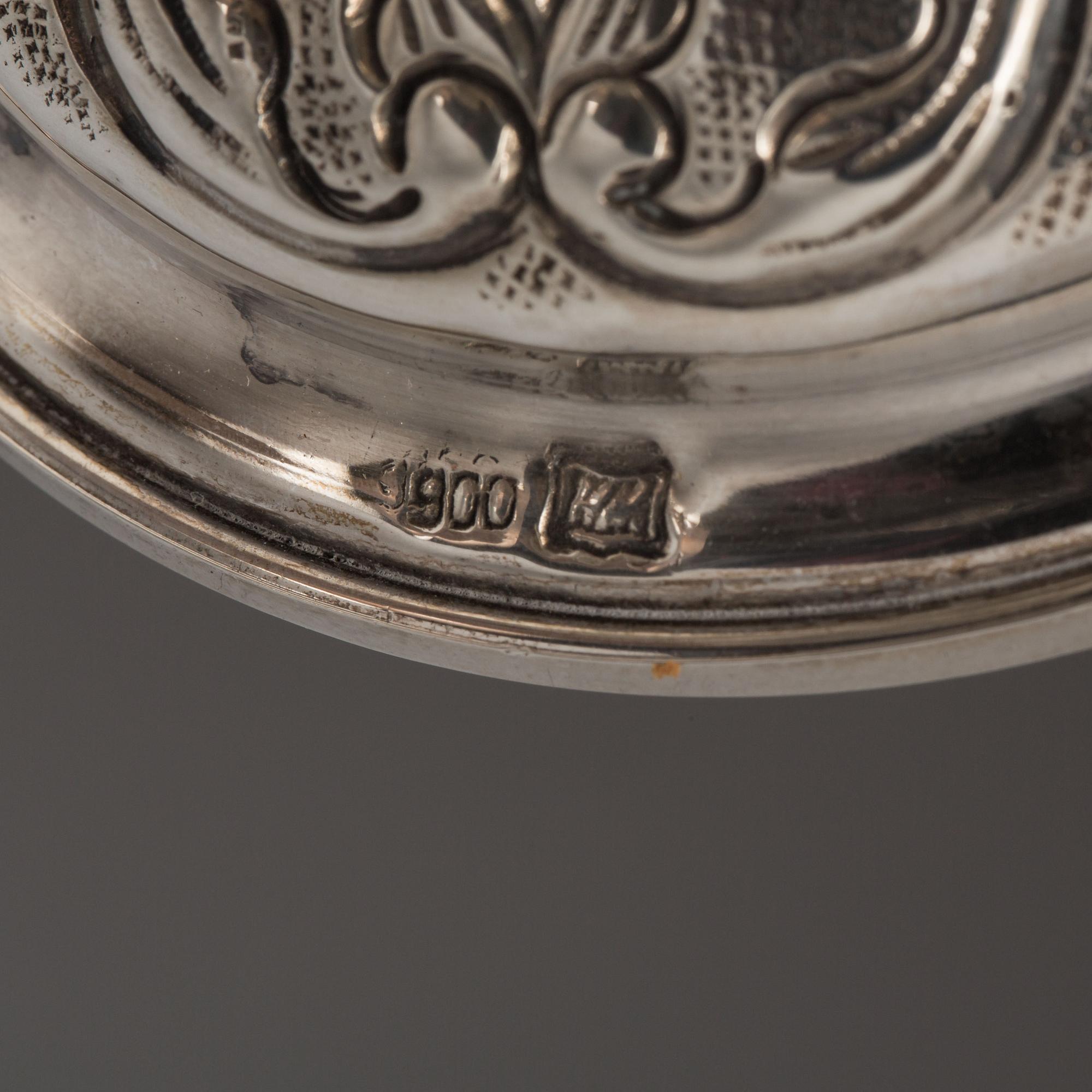 URNA MED HÄNKLAR, silver 900. Utländska stämplar. Vikt ca 298 g.