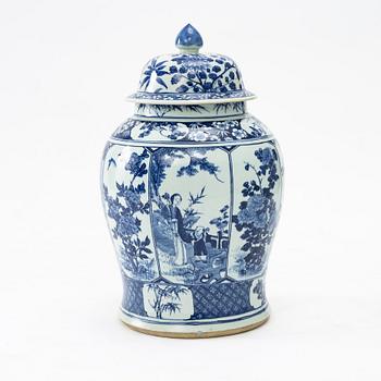 A large blue and white porcelain urn with cover, China, around 1900.