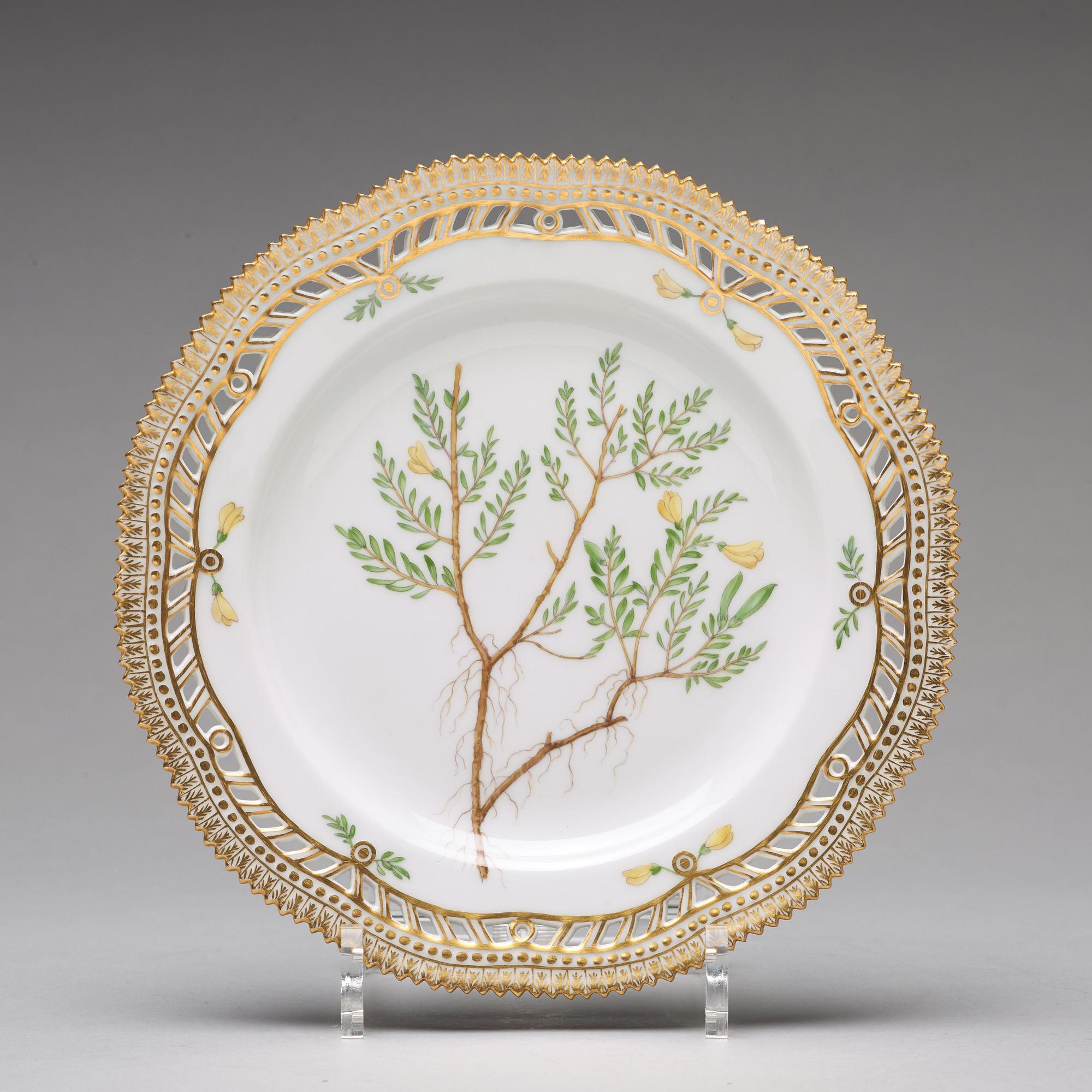 A set of 12 Royal Copenhagen 'Flora Danica' dessert dishes, Denmark, 20th Century.