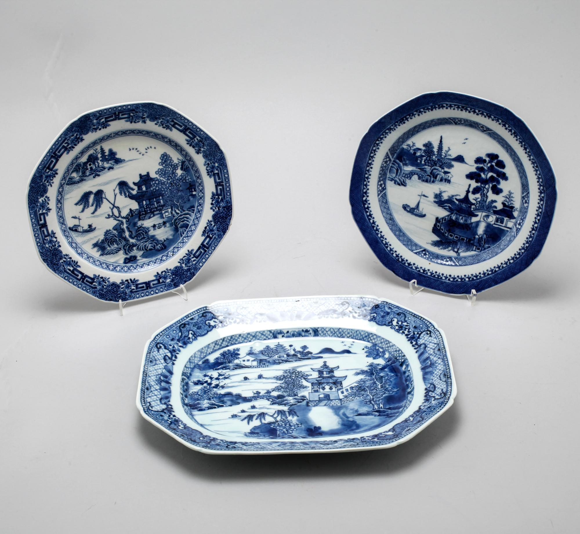A chinese blue and white serving dish and two plates, 18th century and from the around year 1800.