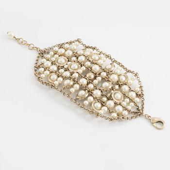 Chanel, A pearl and strass CC bracelet, 2020.