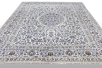 A carpet, Kashan, ca 482 x 343 cm.