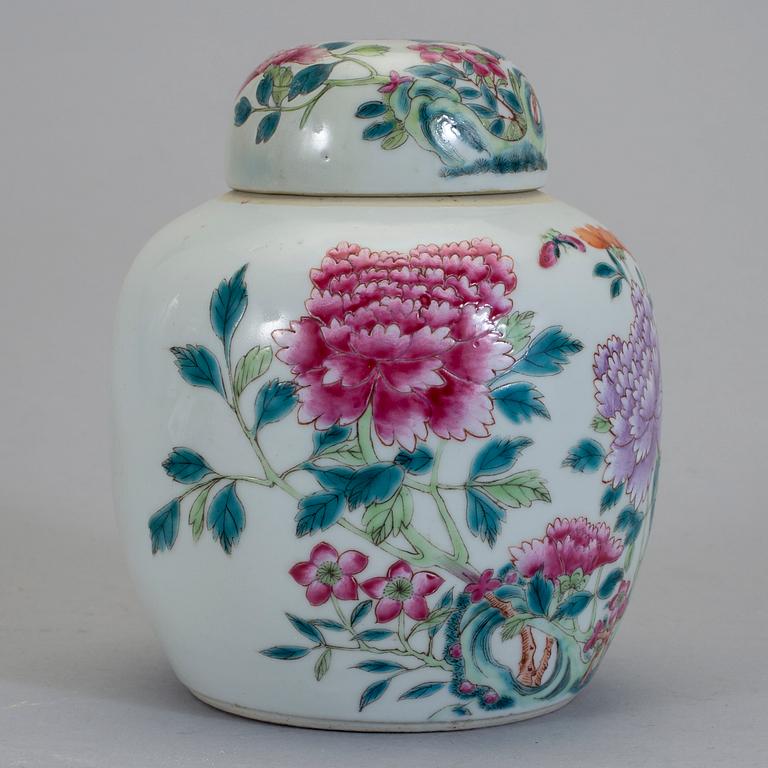 URNA med LOCK, porslin. Sen Qing dynasti, omkring 1900.