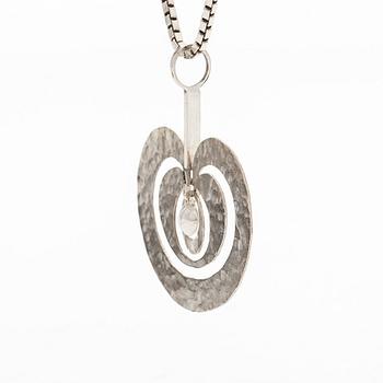 Tapio Wirkkala,  a sterling silver 'Apple pendant, Kultakeskus with chain.