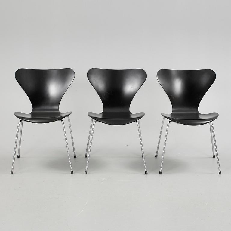 STOLAR, 3 st, "Sjuan" Arne Jacobsen för Fritz Hansen, Danmark.