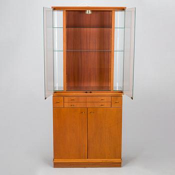 Johan Hellström, vitrinskåp, "Effect", Åfors Möbelfabrik, 1900-talets andra hälft.