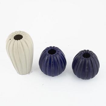 Vicke Lindstrand, a set of three vases, Upsala-Ekeby, second half of the 20th century.