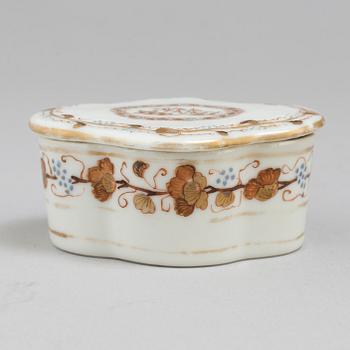 An export snuff box with cover, Qing dynasty, Jiaqing (1796-1820).