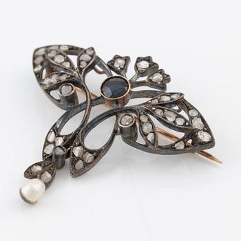 Brooch set with rose-cut diamonds, as well as a sapphire and a pearl.