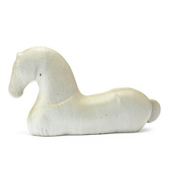 224. An Ulla & Gustav Kraitz stoneware sculpture of a lying horse, Förslöv, Sweden 2007.