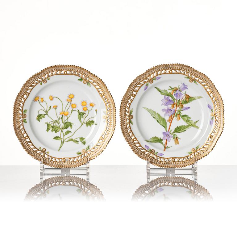 Desserttallrikar, 15 stycken, porslin. Royal Copenhagen, "Flora Danica", Danmark, omkring 1900 and 1900-tal.