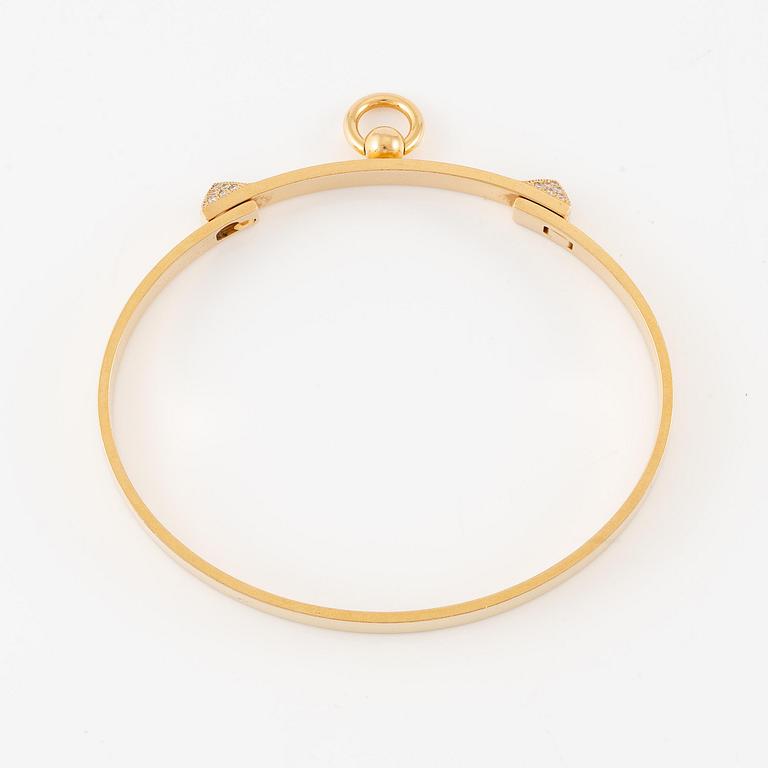 Hermès a bangle "Collier de chien" in 18K gold with round brilliant-cut diamonds.