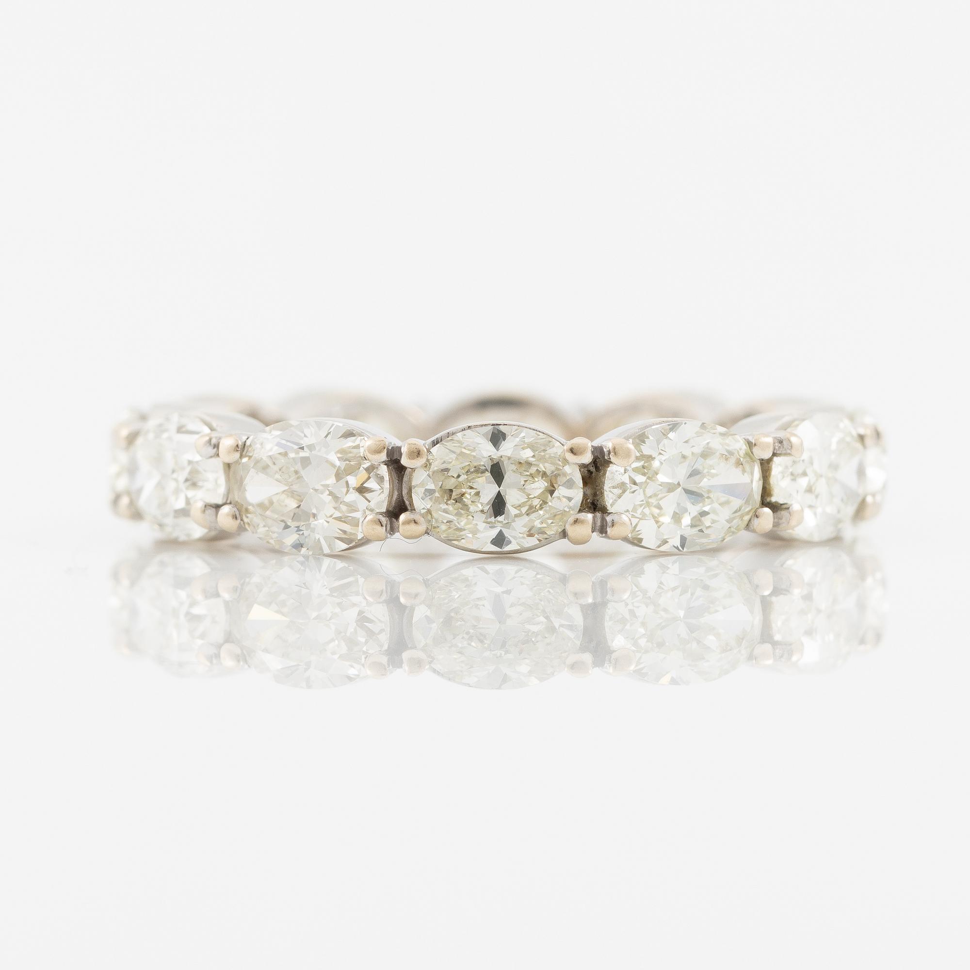 Ring, helallians, 18K vitguld med ovalslipade diamanter.