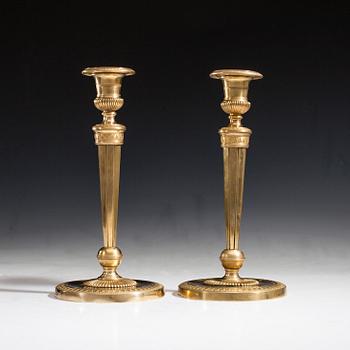 LJUSSTAKAR, ett par, förgylld brons, directoire, ca 1800.