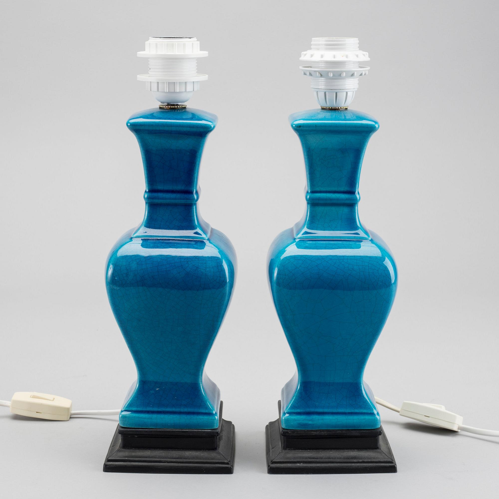 A pair of 21:st century table lamps.