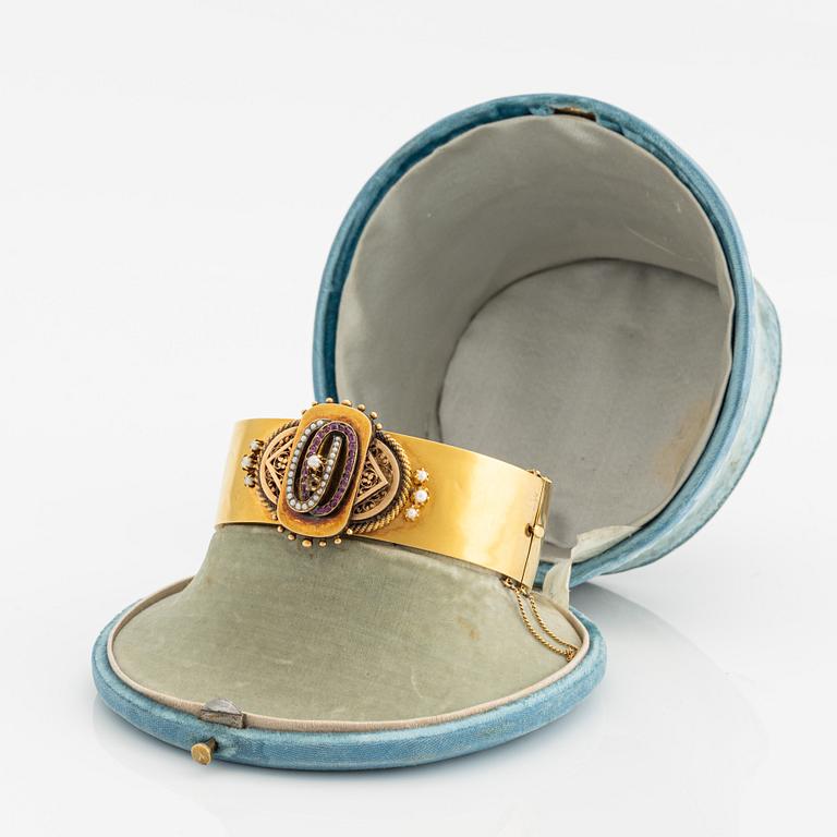 Armring, 18K guld, orientaliska seedpärlor samt rubiner, Lars Larsson & Co, Göteborg, 1869.