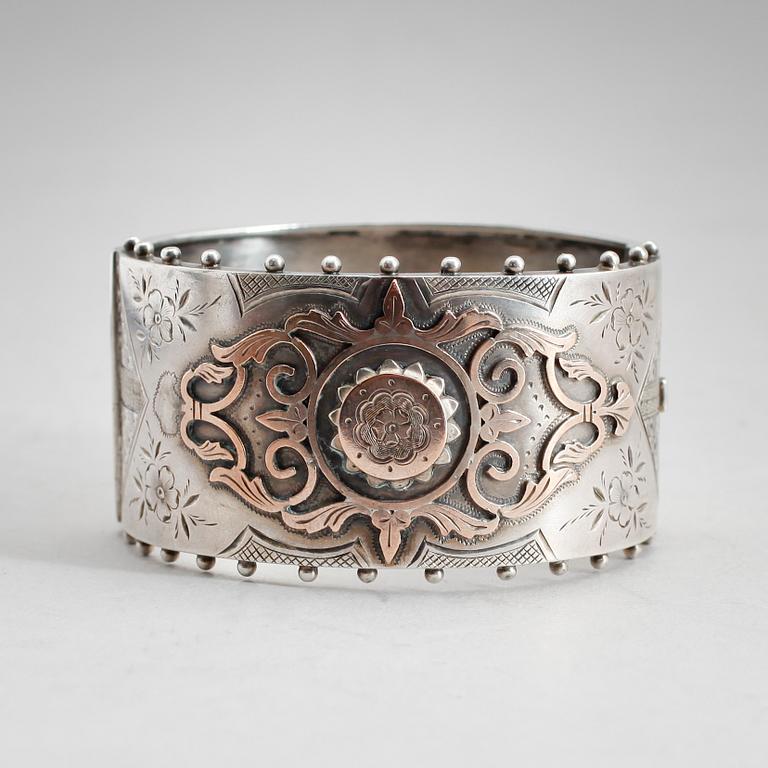 ARMBAND, silver, Birmingham 1908. Vikt ca 39 gram.
