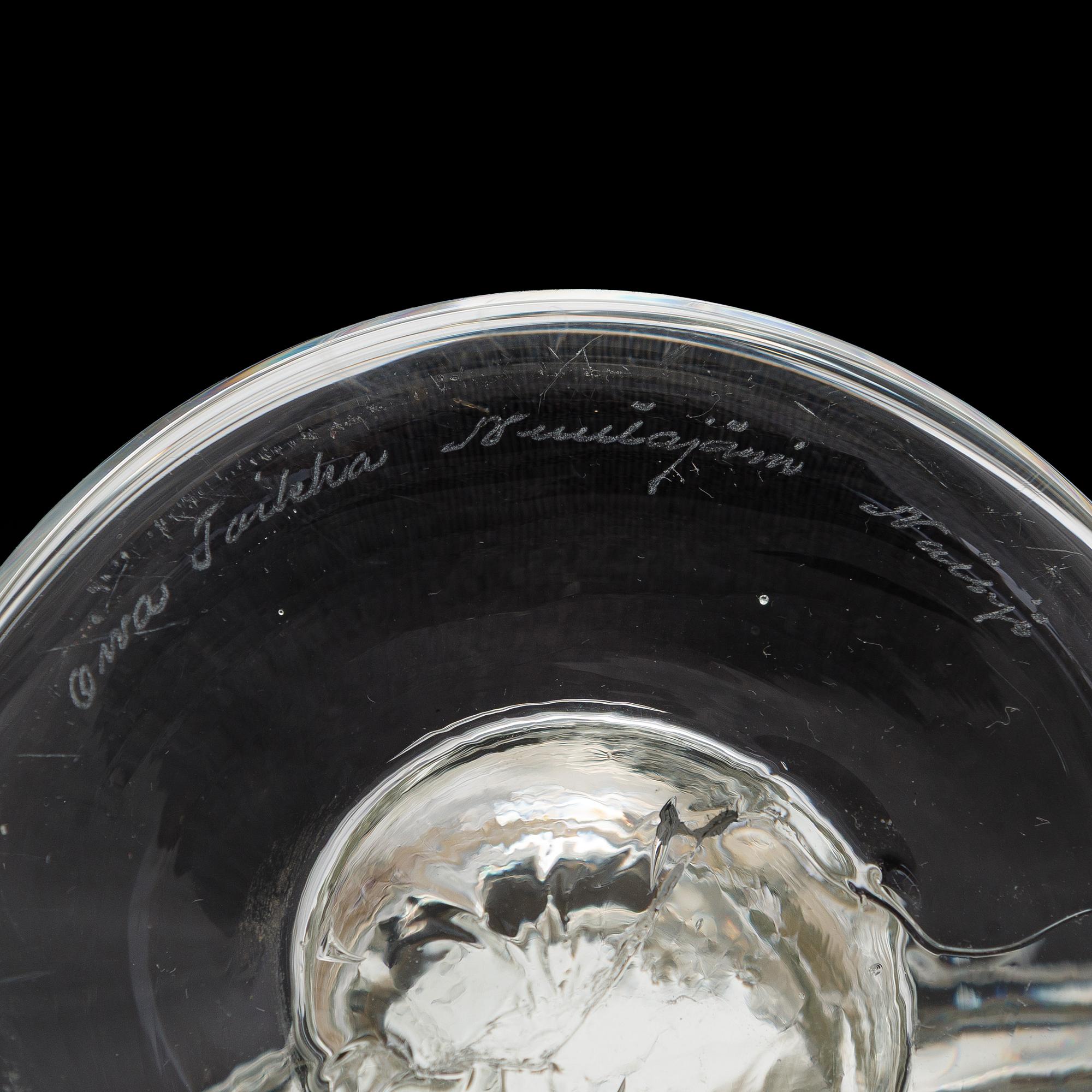 Oiva Toikka, A glass candle holder, signed Oiva Toikka Nuutajärvi Notsjö.