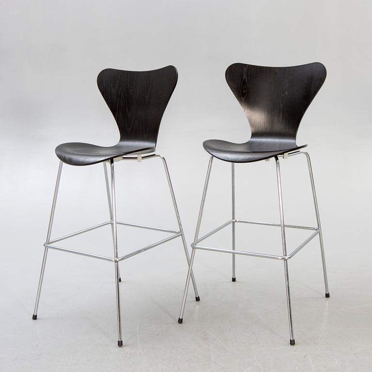 Arne Jacobsen, barstolar, ett par, "Sjuan", Fritz Hansen, 2000-tal.