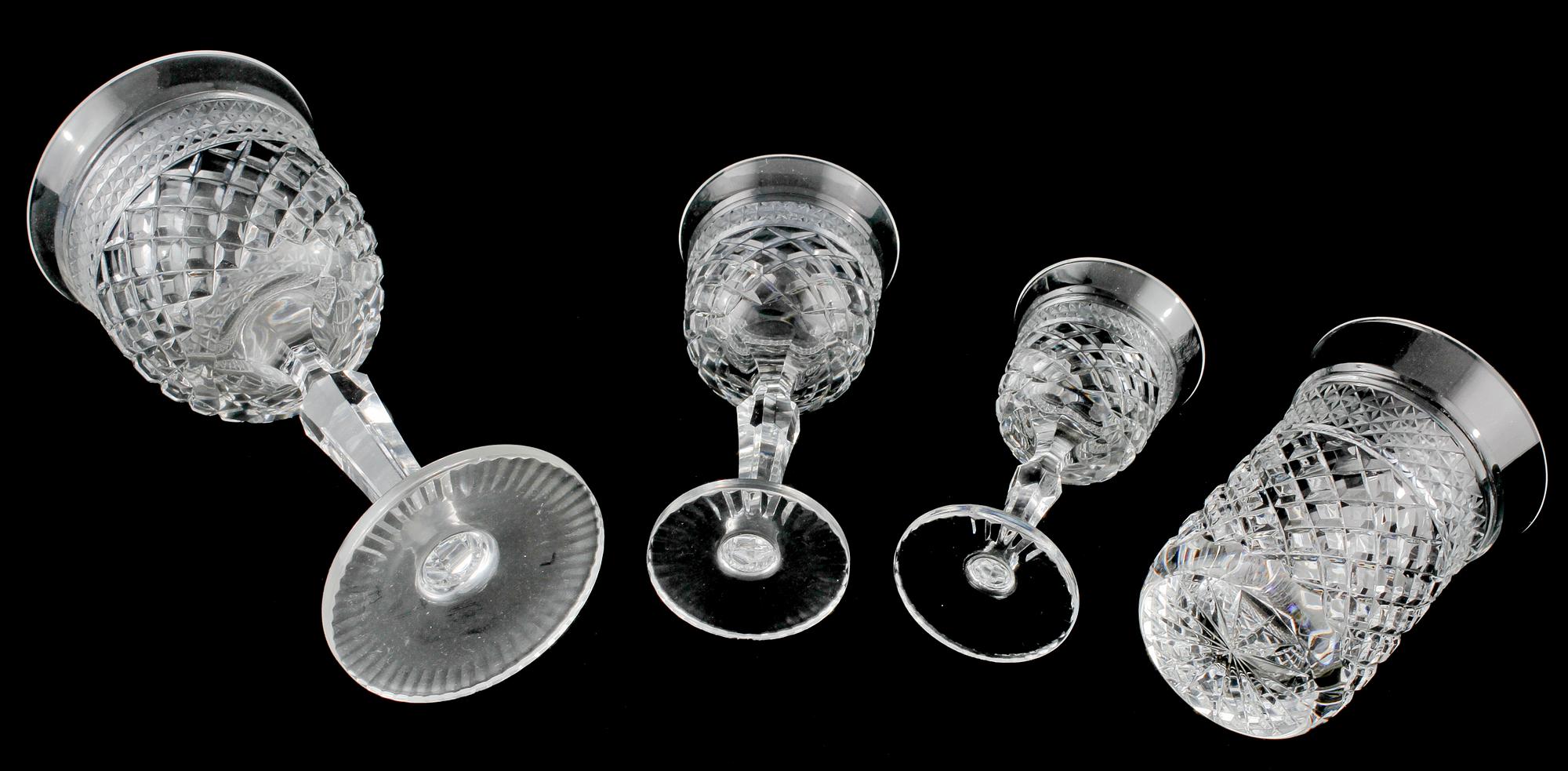 SERVISDELAR, 66 st, glas, 1900-talets andra hälft.