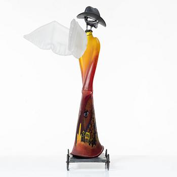 Kjell Engman, Bevingad figur i röd rock.