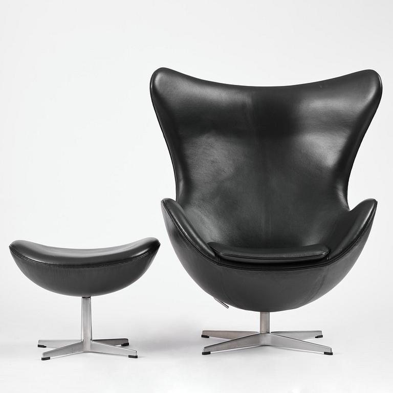 Arne Jacobsen, fåtölj med fotpall, "Ägget", Fritz Hansen, Danmark, 2001.