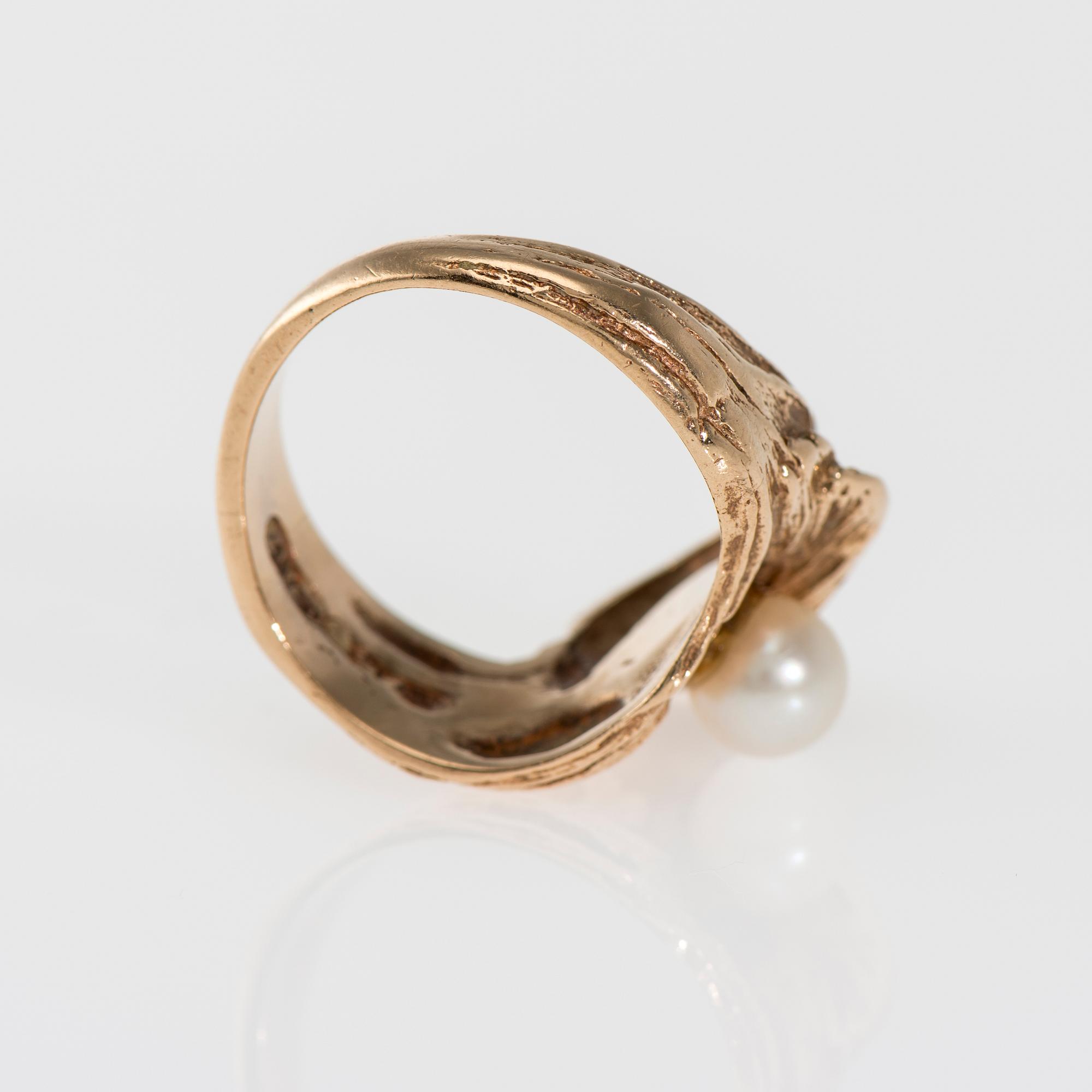 RING, 14K guld, pärla. Kultakeskus 1972. Vikt ca 7,0 g.