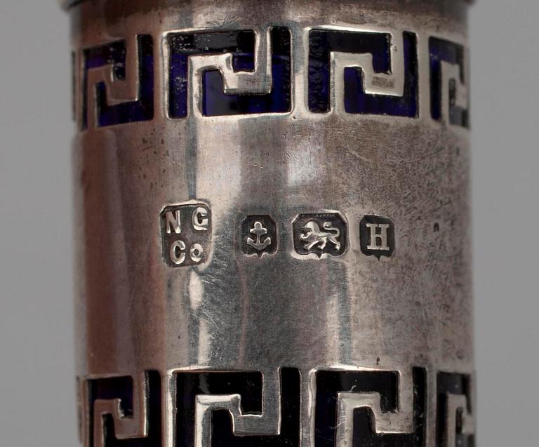 SALTKAR och PEPPARSTRÖARE samt SENAPSBURK i etui, silver, Birmingham, England 1931-32. Silvervikt tot. ca 30,5.