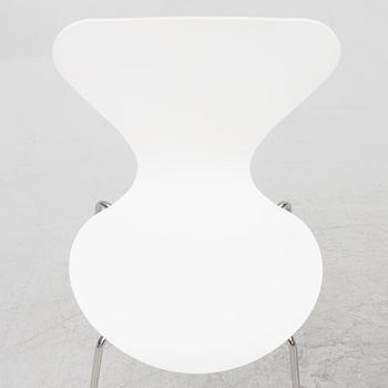 Arne Jacobsen, stolar 5 st, "Sjuan" för Fritz Hansen Danmark, 2011.