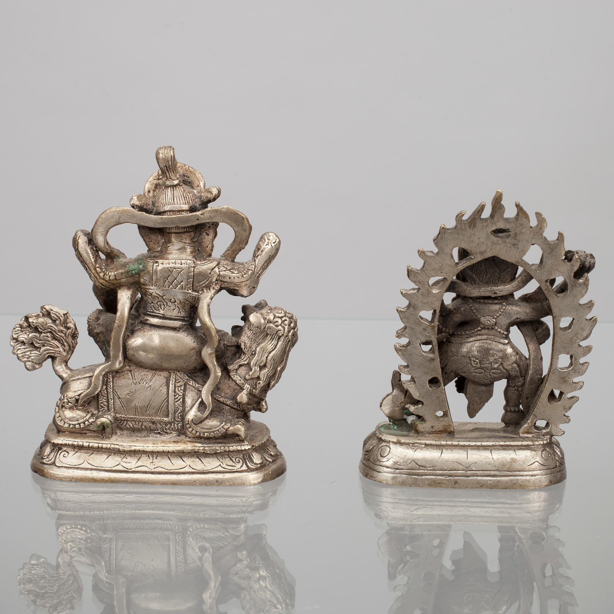 SKULPTURER, 2 st, vit metall, Tibet 1900-talets första hälft.