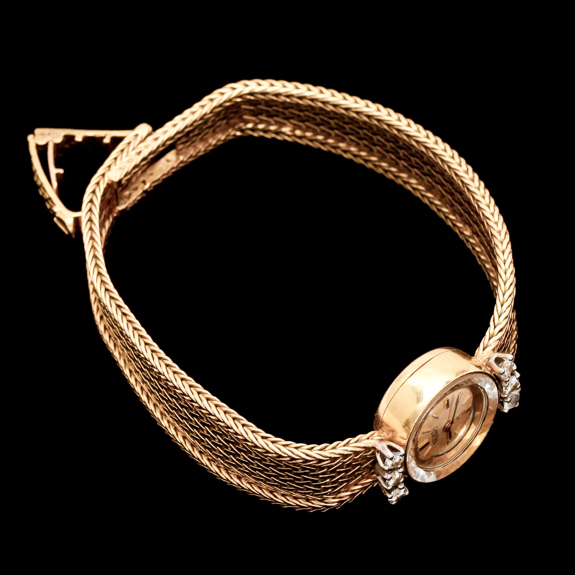 DAMARMBANDSUR, Omega Turler, länk i 18k guld. Med 5 briljantslipade diamanter tot ca 0,25 ct. Vikt tot ca 27 g.