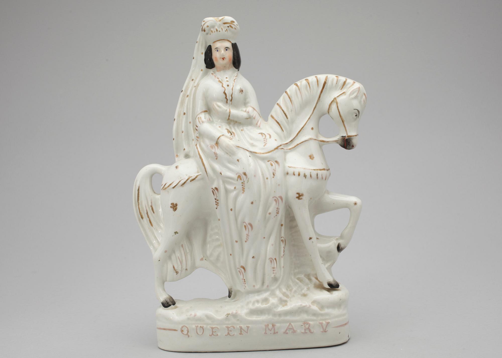 URNA med LOCK samt FIGURGRUPPER, keramik, bland annat troligen Staffordshire respektive Delft. 1800-/1900-tal.