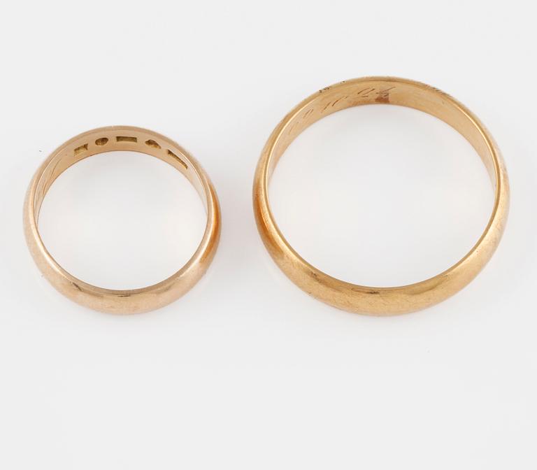 RINGAR, 2 stycken, 18K guld, kattfotstämplade. Vikt 9,3 gram.