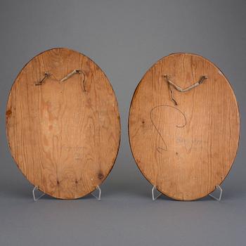 VÄGGSKÖLDAR, ett par. Signerade Georg Nygren 1925.