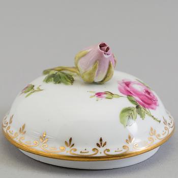 CREMEKOPPAR MED LOCK, 5 st, porslin, Meissen, 1900-talets mitt.