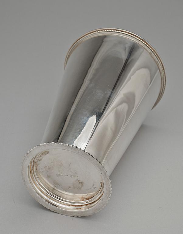 BÄGARE, silver CG Hallberg, Stockholm 1949. totalvikt 548 gr.