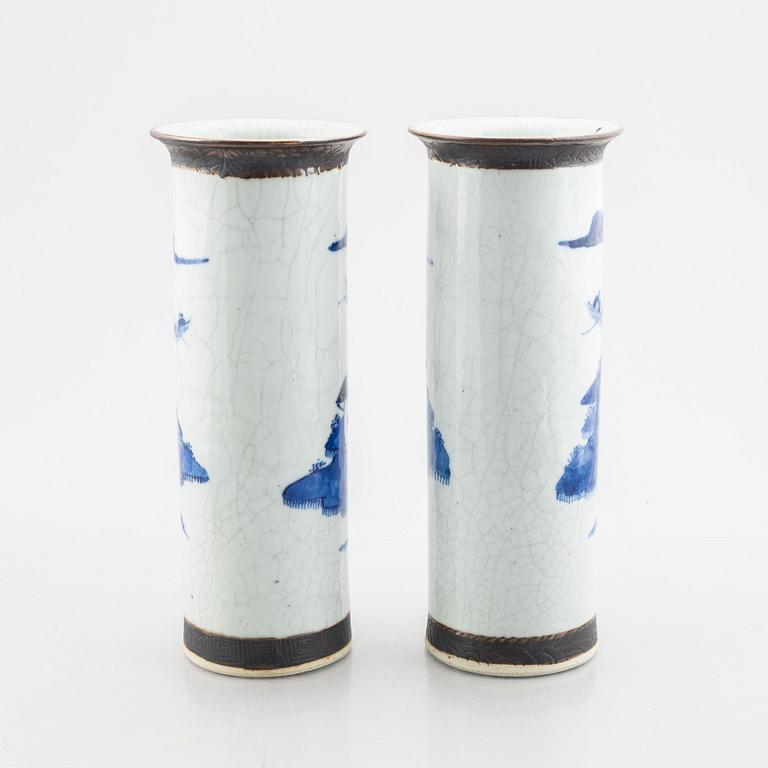 A pair of blue and white porcelain vases, China, Qingdynasty, 19th century.