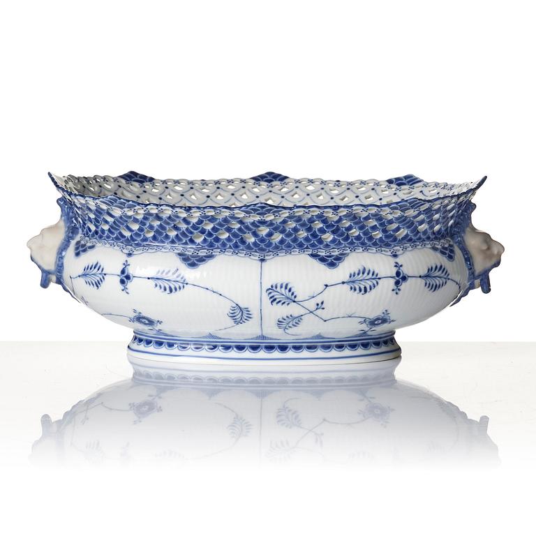 A Royal Copenhagen 'Muselmalet' / 'blue fluted full lace' jardiniere, Denmark, 1898-1923.