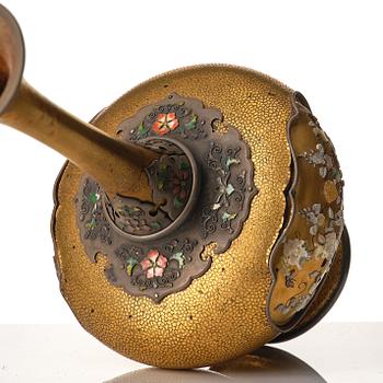 Vas, guldlack, silvermonterad. Shibayamastil, Japan, Meiji (1868-1912).