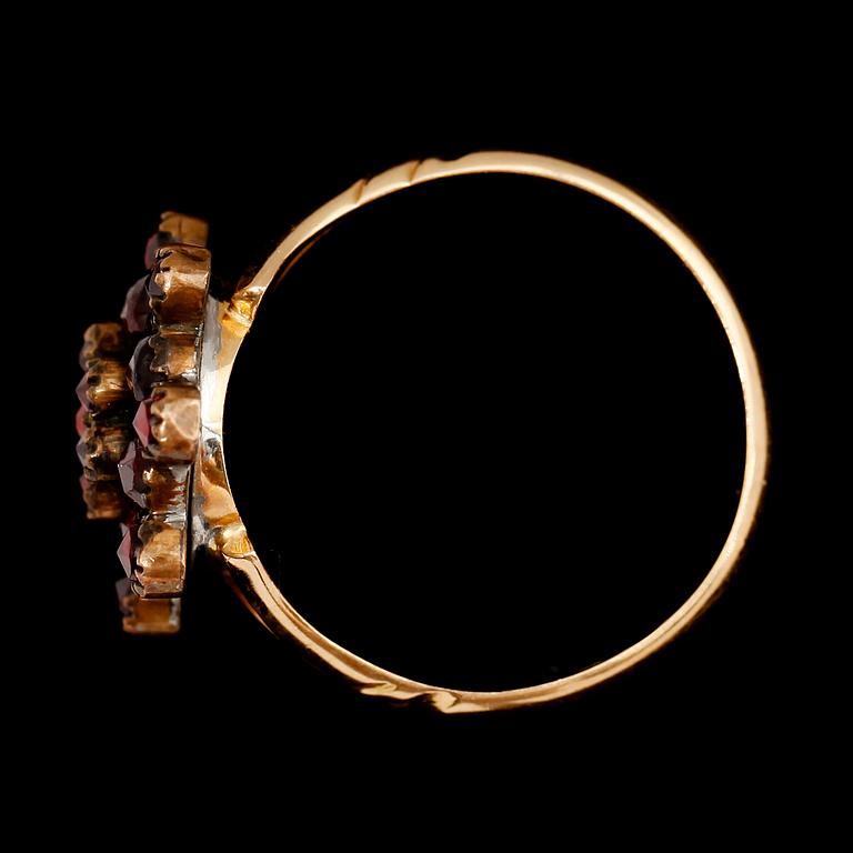 RING, 18 k, 1959, med granater. Total vikt ca 3 g.