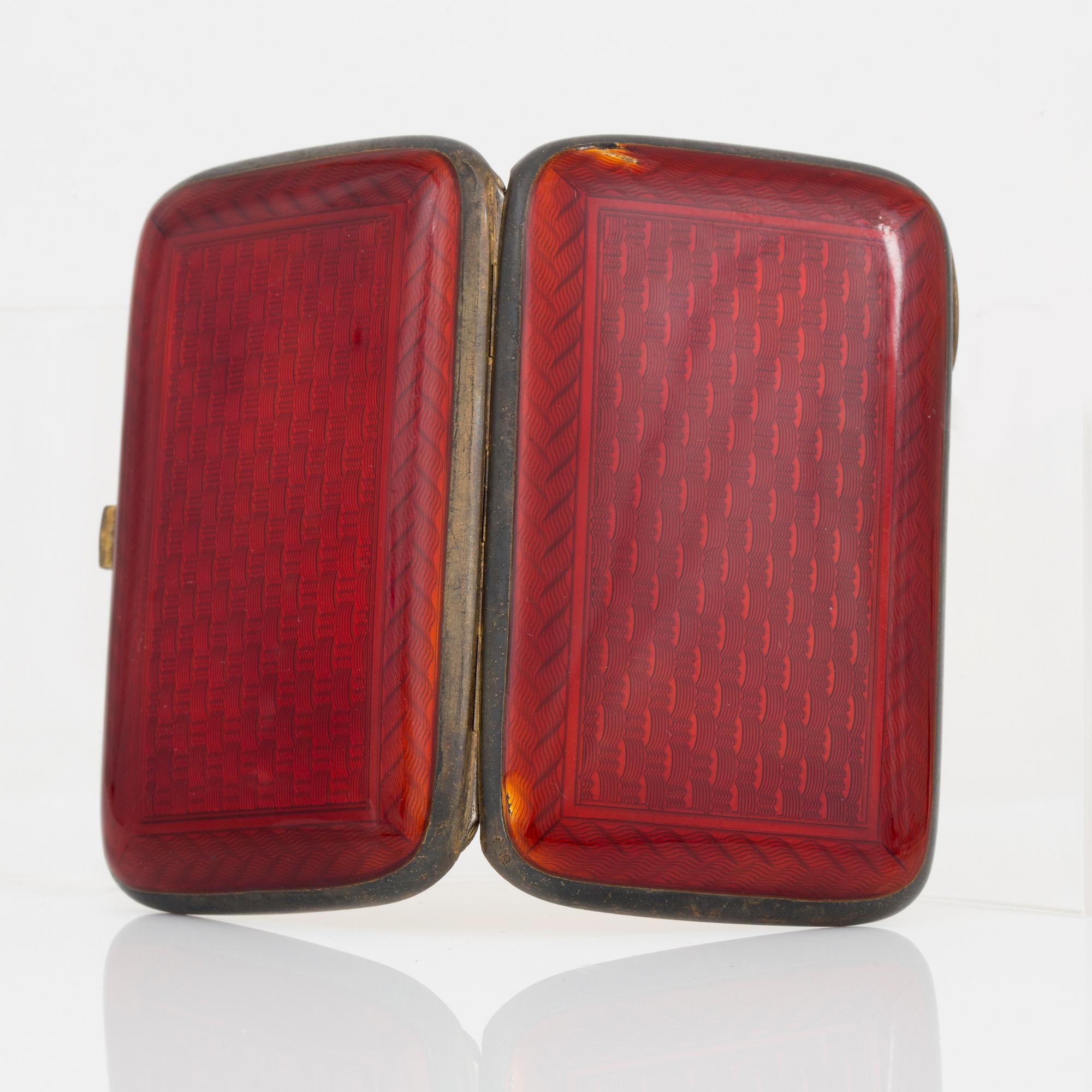 ETUI, med röd guillocherad emalj, David-Andersen, Norge, 1888-1925.