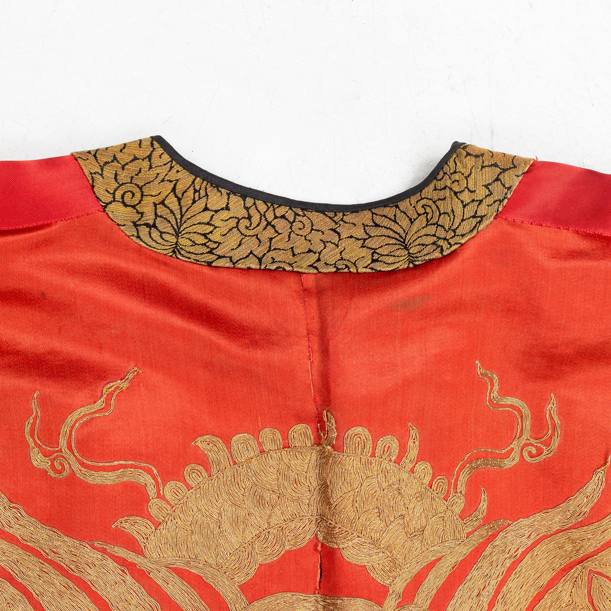 Rock, broderat siden. Qingdynastin (1644-1912).