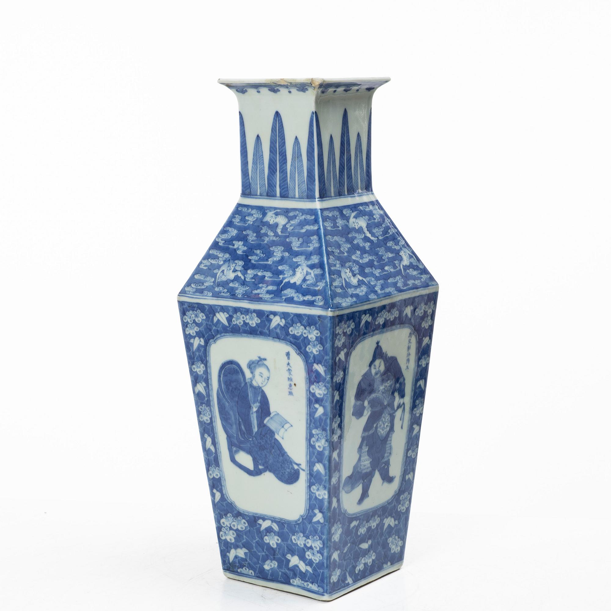 A blue and white porcelain vase, China, 19th century.