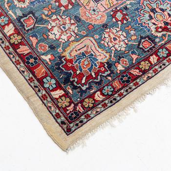 A semi-antique Sarouk carpet, ca 404 x 305 cm.