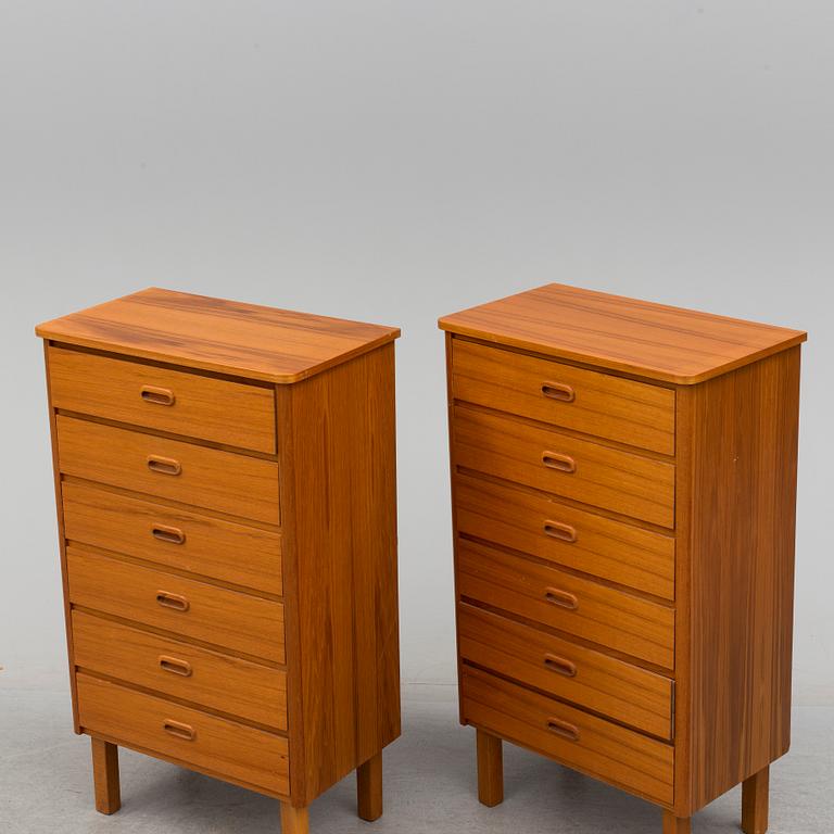 A pair of 20th century chest of drawers.