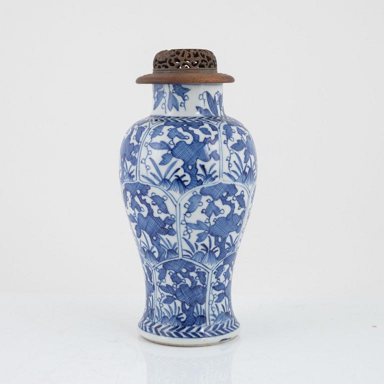 A blue and white vase, Qing dynasty, Kangxi (1662-1722).