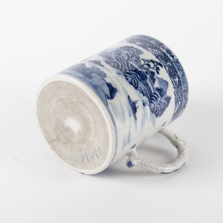 A blue and white Chinese Export jug, Qing dynasty, Qianlong (1736-95).